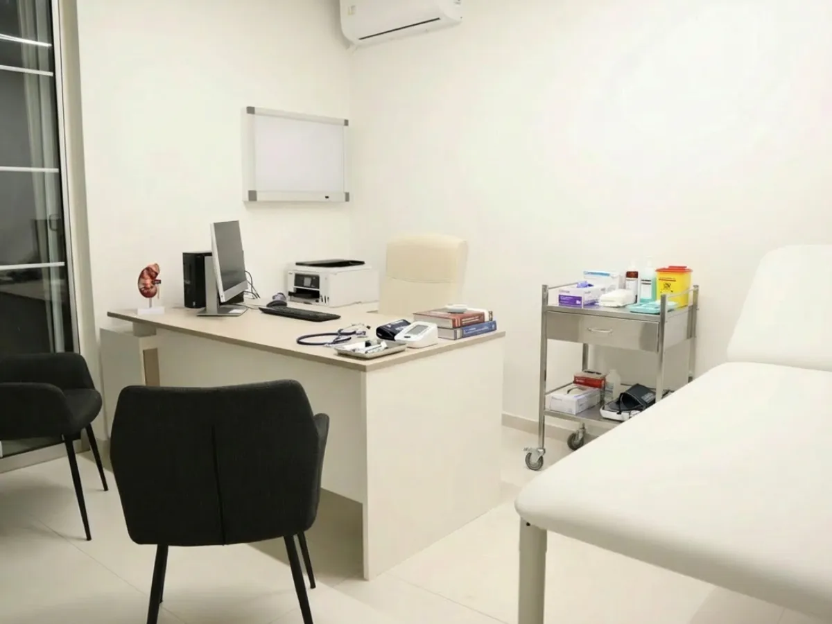 Αίθουσα εξέτασης με ιατρικό εξοπλισμό